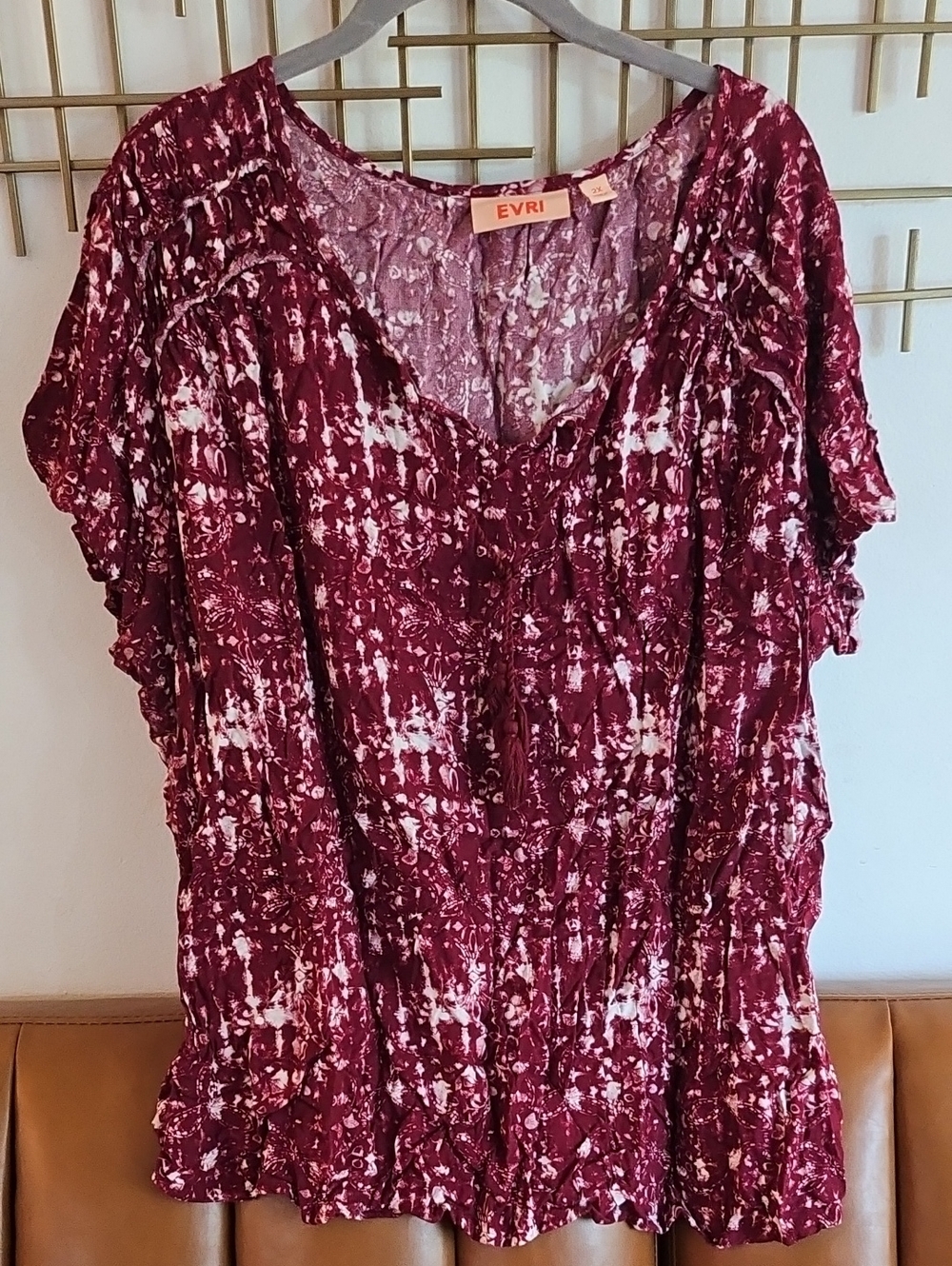 2XL- EVRI- Burgundy and White Crinkle Short-Sleeve Blouse